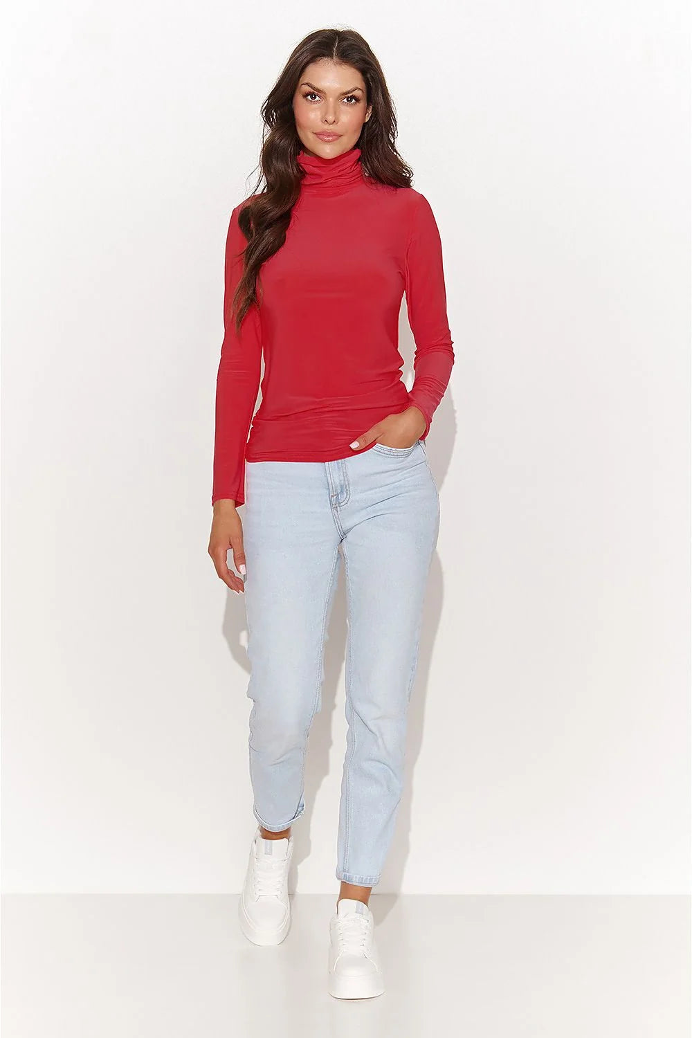 Chemisier Numinou pour femme en rouge vif, jersey stretch, col roulé, manches longues, coupe ajustée, plaque dorée, élégant, versatile, office, city, modern style