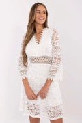 robe courte élégante femme dentelle blanche manches longues évasées col V profond bordures festonnées taille crochetée