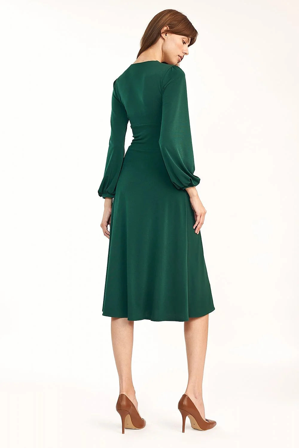 robe midi émeraude mate élégante manches longues bouffantes poignets froncés décolleté V taille empire ajustée ceinture marquée coupe évasée fluide