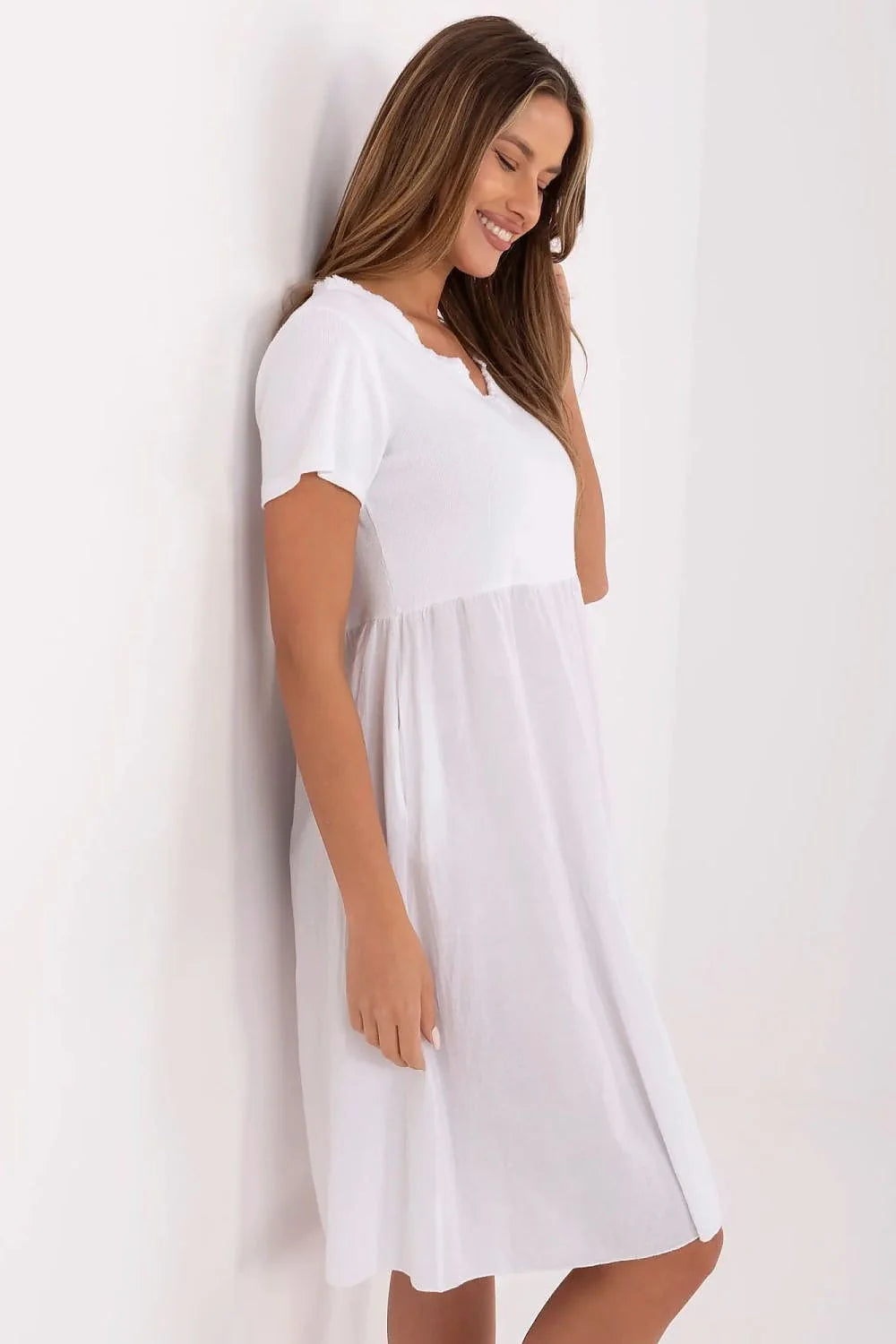 Robe d'été midi manches courtes col V tissu côtelé jupe ample taille empire poches latérales couleur blanche femme Italy Moda