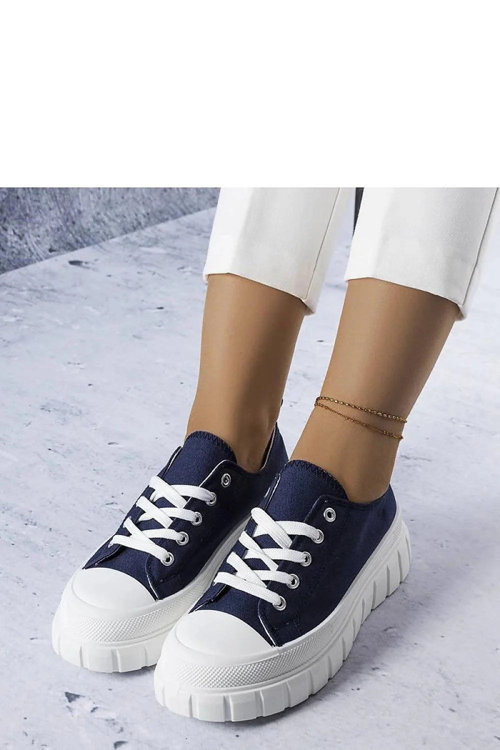 Baskets basses femmes design moderne style décontracté bleu marine tige toile semelle épaisse rainures verticales lacets blancs plateforme subtile confortable