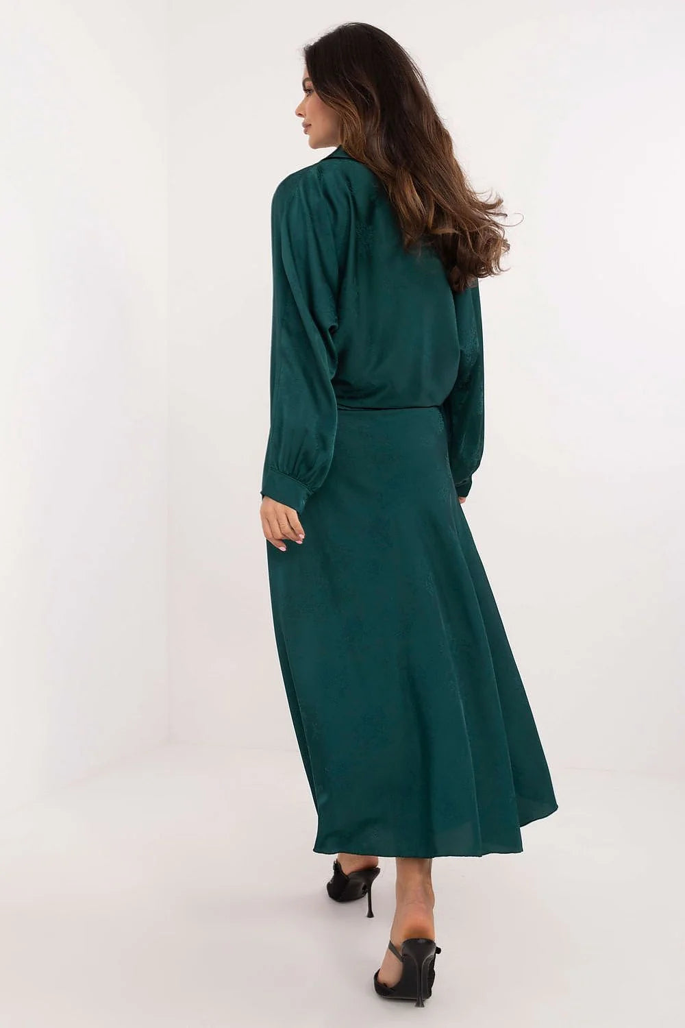 Robe élégante pour femme en vert foncé manches longues nœud à la taille longueur midi satiné occasionnels