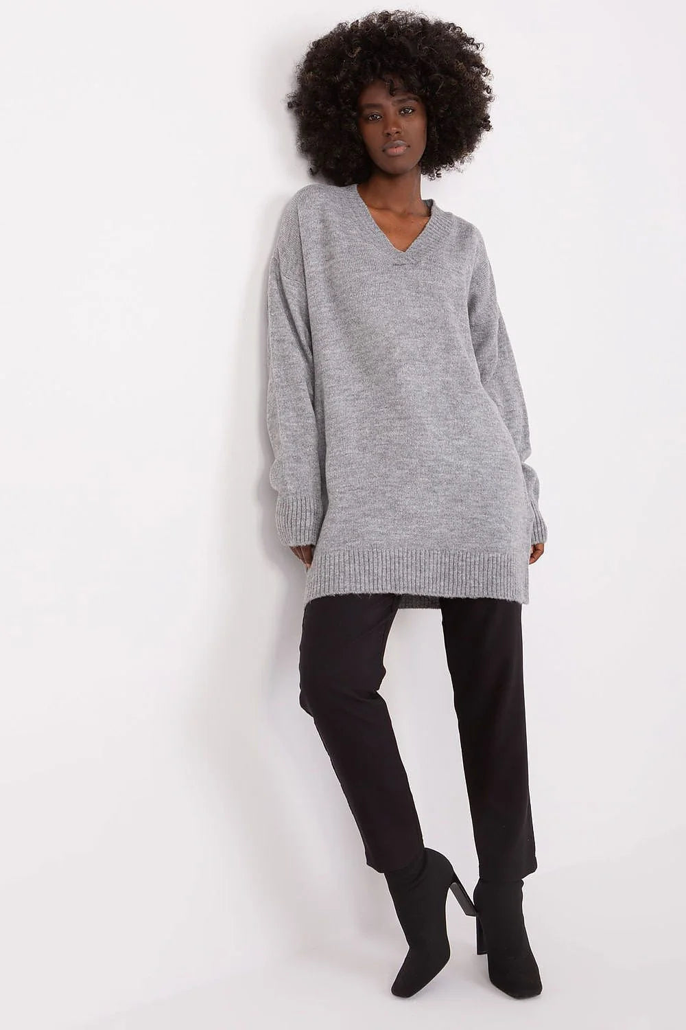 pull femme oversize col V maille acrylique gris chiné manches longues épaules tombantes côtelé poignets ourlet doux chaud confortable polyvalent