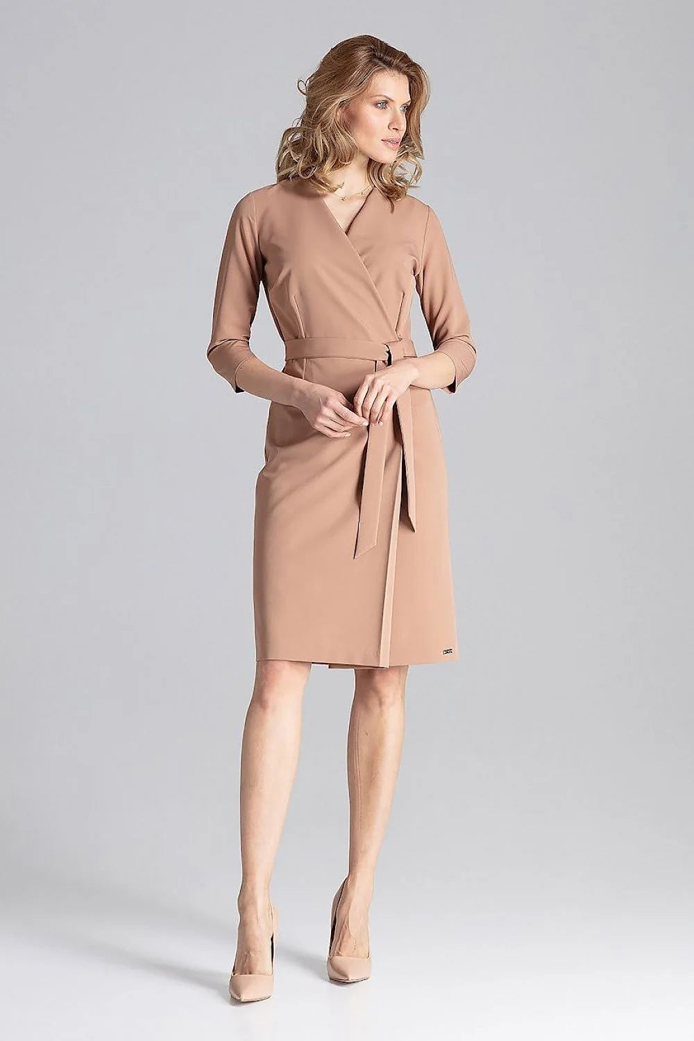 Robe portefeuille polyester élégante jaune moutarde ceinturée classique pour femmes modernes bureaux réunions affaires