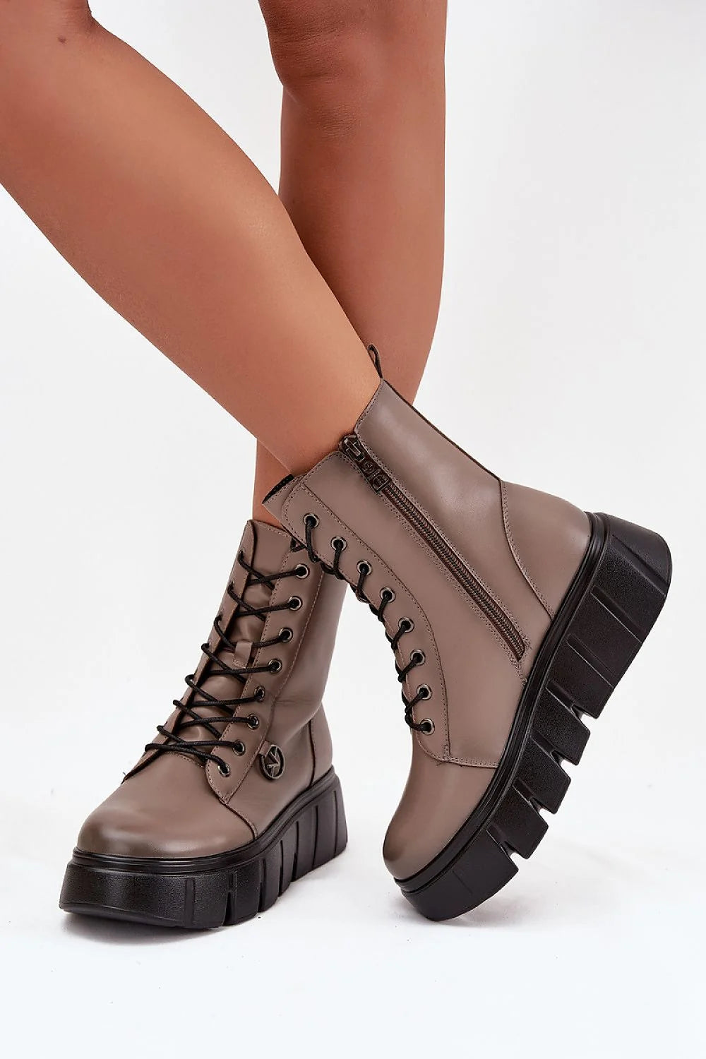 bottines femme cuir écologique taupe montantes lacets plateforme massive semelle crantée bout arrondi œillets métalliques médaillon argenté doublure chaude confortable