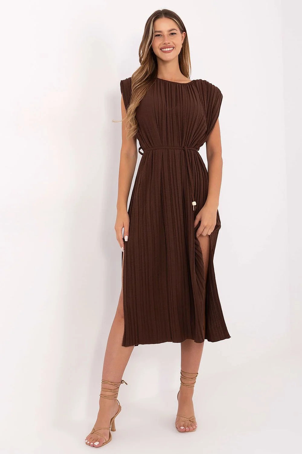 Robe de jour élégante sans manches décolleté rond couleur marron ceinture intégrée tissu plissé polyester viscose femme