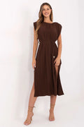 Robe de jour élégante sans manches décolleté rond couleur marron ceinture intégrée tissu plissé polyester viscose femme