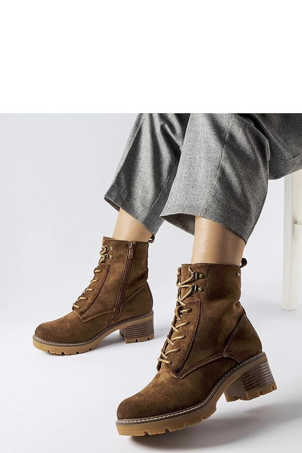 bottines femme suède marron lacets œillets métalliques fermeture éclair semelle caoutchouc crantée talon bloc moyen confort antidérapant couture apparente élégance