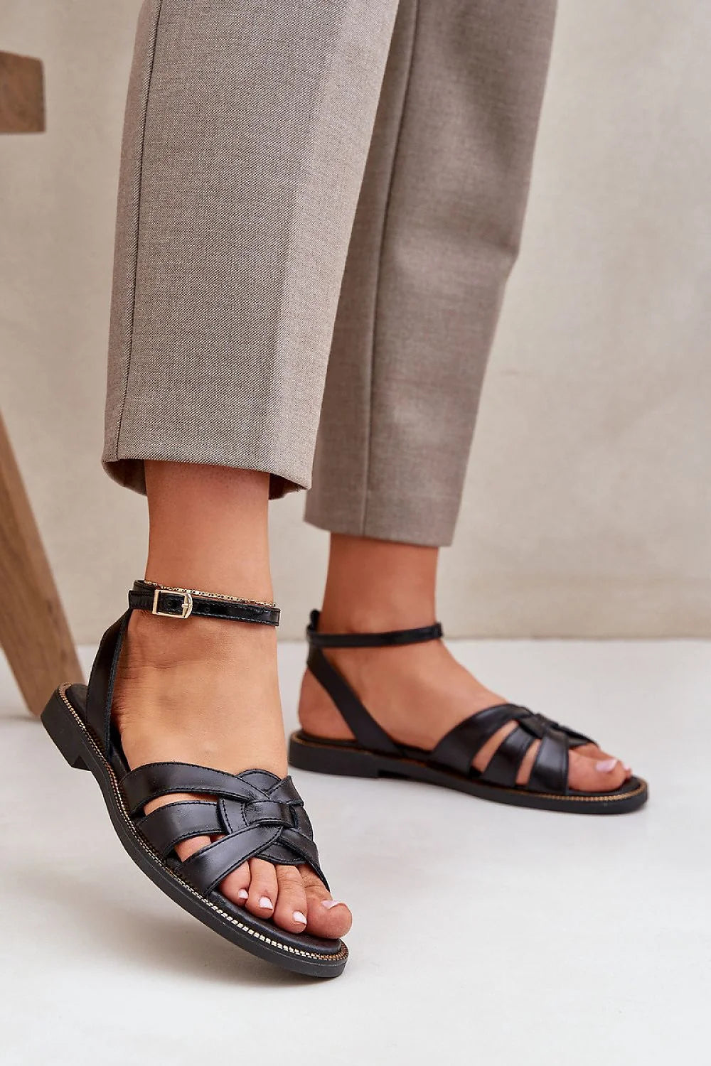 Sandales élégantes en cuir noir lanières croisées boucle dorée pour femme, confortable et intemporelle