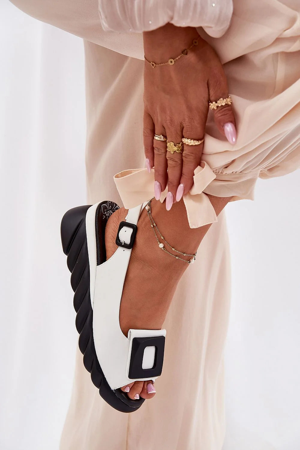 Sandales compensées pour femme cuir blanc design audacieux détails ornementaux confort tout confort style moderne