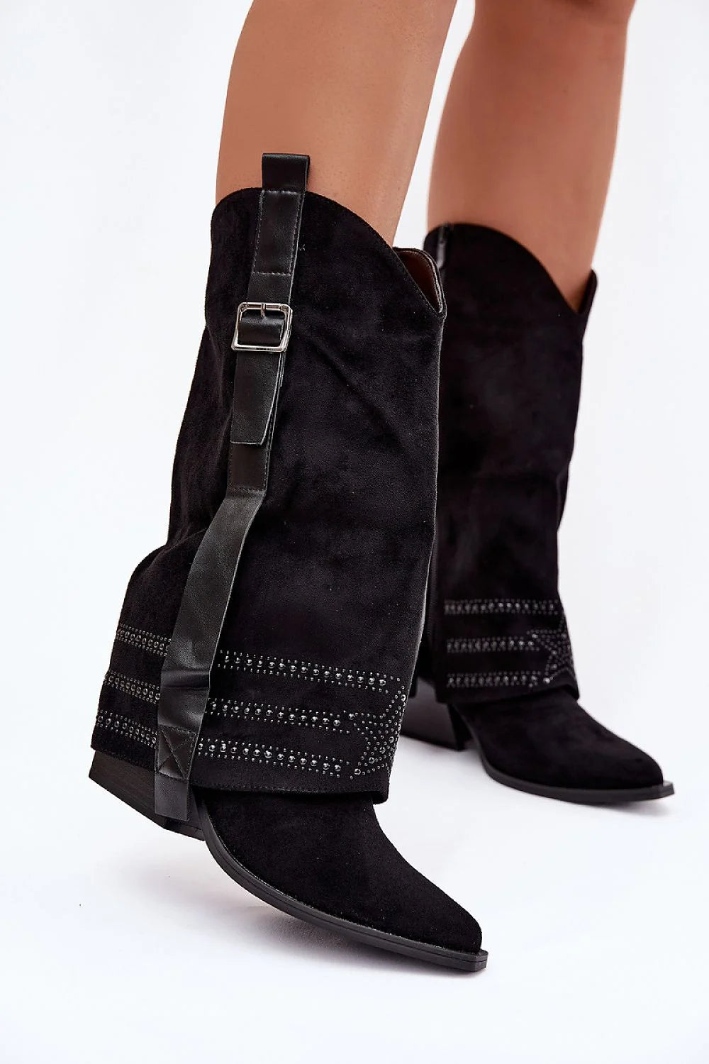 bottes cowboy femme suédine écologique noire mi mollet talon pilier biseauté bout pointu sangle boucle métallique clous décoratifs