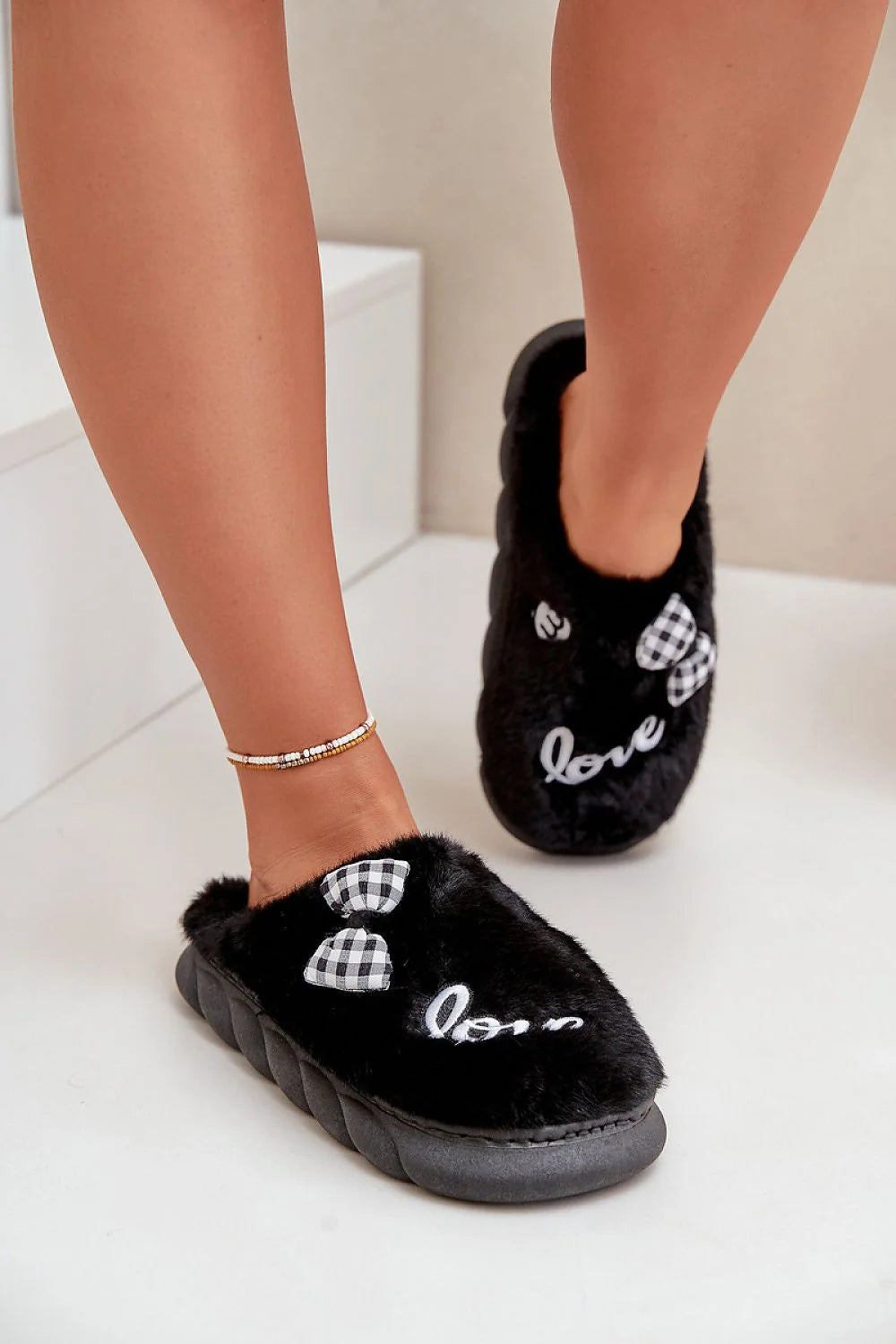 pantoufles femmes intérieur fausse fourrure noire doublure pelucheux semelle épaisse crantée matelassée amorti confort chic cosy nœud vichy broderie blanche