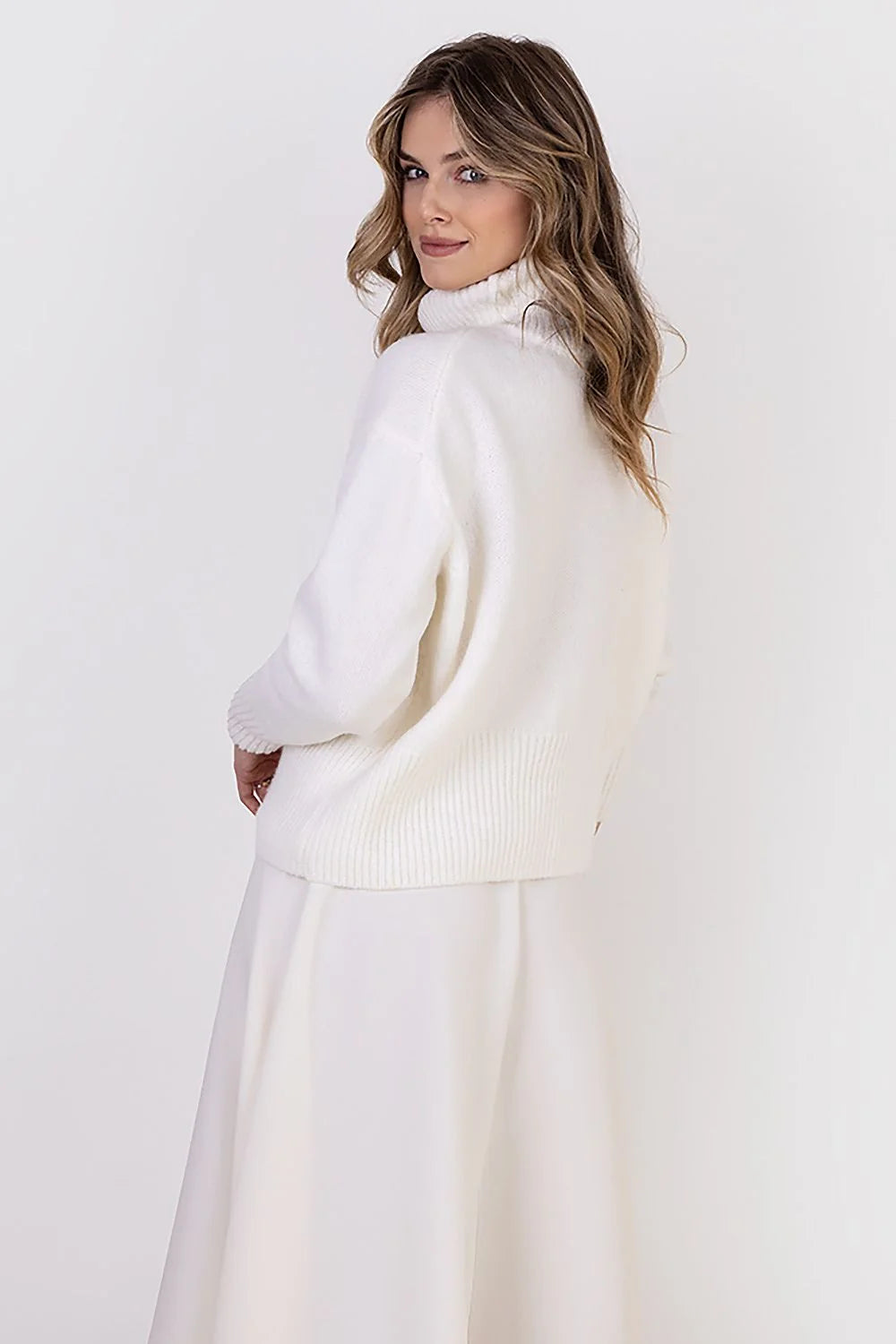 Pull col roulé tricoté pour femmes, style épuré, couleur blanche, matériau doux, manches longues, finitions côtelées, look casual chic, vêtement automne-hiver