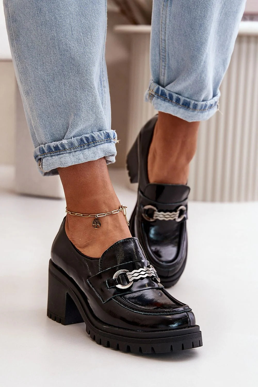 Mocassins à talons pour femmes style moderne élégant cuir verni noir détails métalliques talon confortable occasion bureau et loisirs