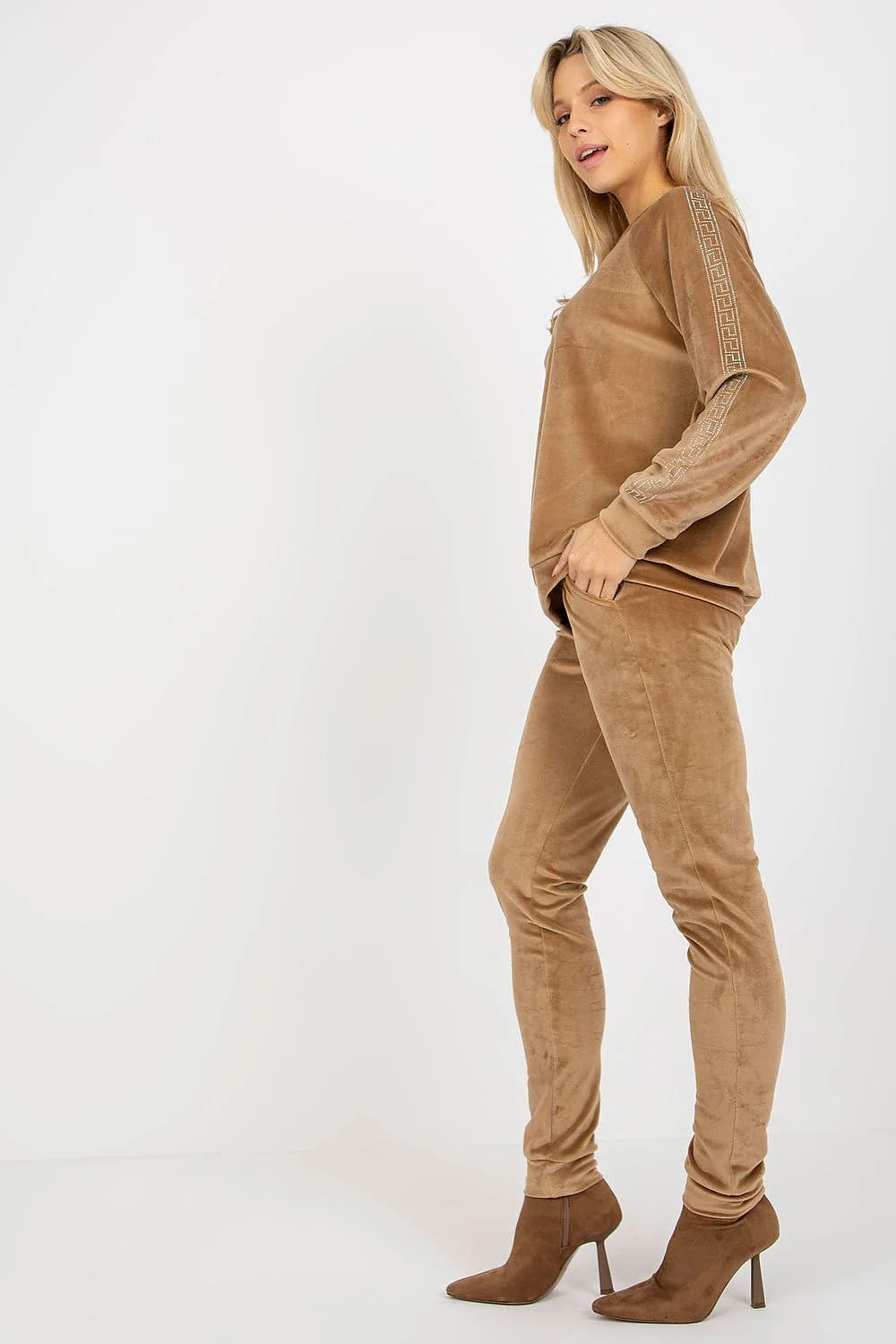 Ensemble femme velours sweatshirt pantalon camel confortable élégant moderne vêtements mode