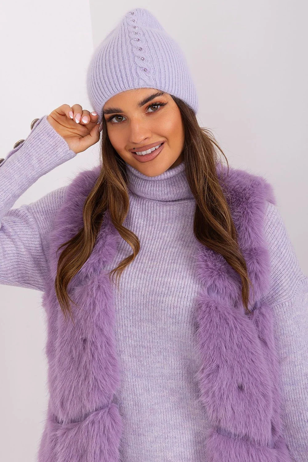 Bonnet d'hiver tricoté côtelé en laine et angora couleur lavande pâle avec détails en boutons pour femmes