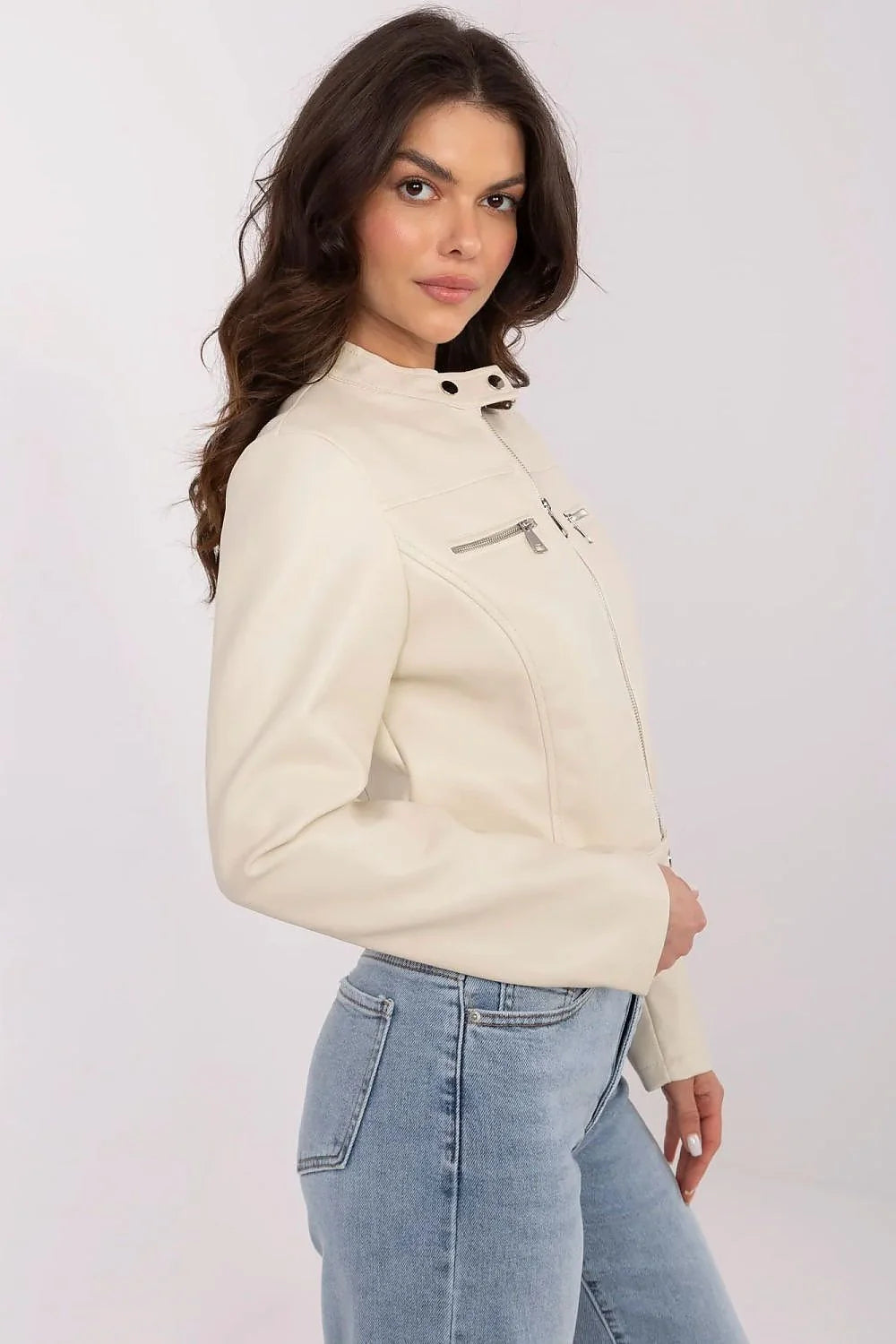 Veste en similicuir écologique courte pour femme, style moderne, couleur crème, col montant, fermeture éclair, poches poitrine, manches longues, occasion polyvalente