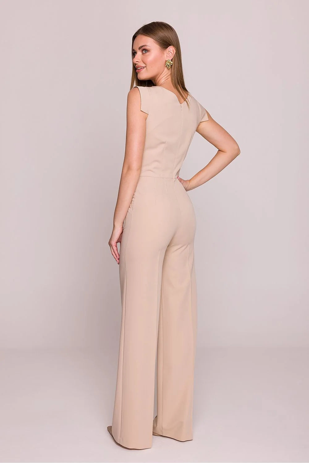 Combinaison femmes moderne sans manches en tissu satiné élastique coupe ajustée taille haute évasée beige élégante occasion cocktail soirée