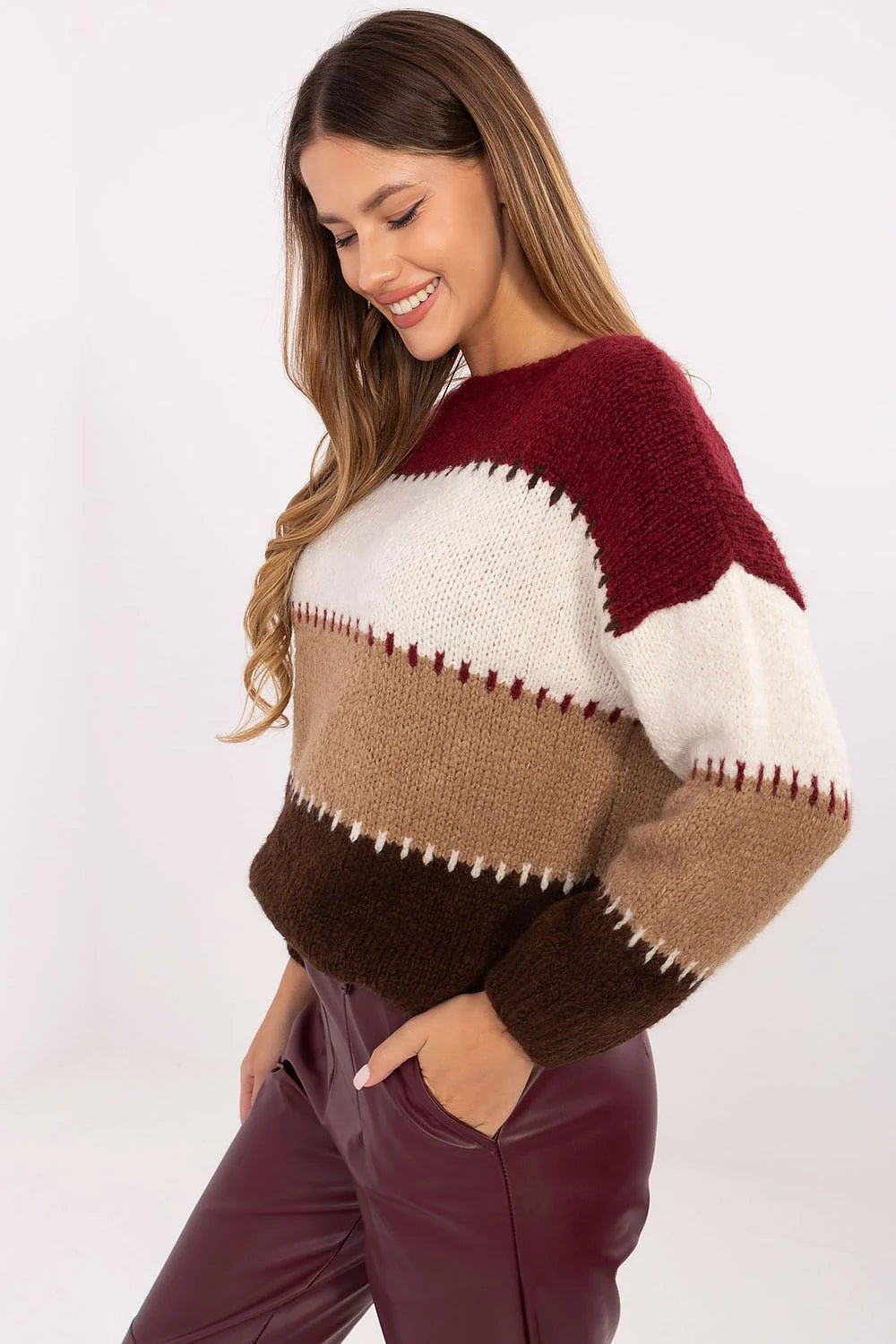 pull femme colorblock rayures larges bordeaux écru camel marron coupe boxy courte encolure ronde manches longues bords côtelés maille moelleuse