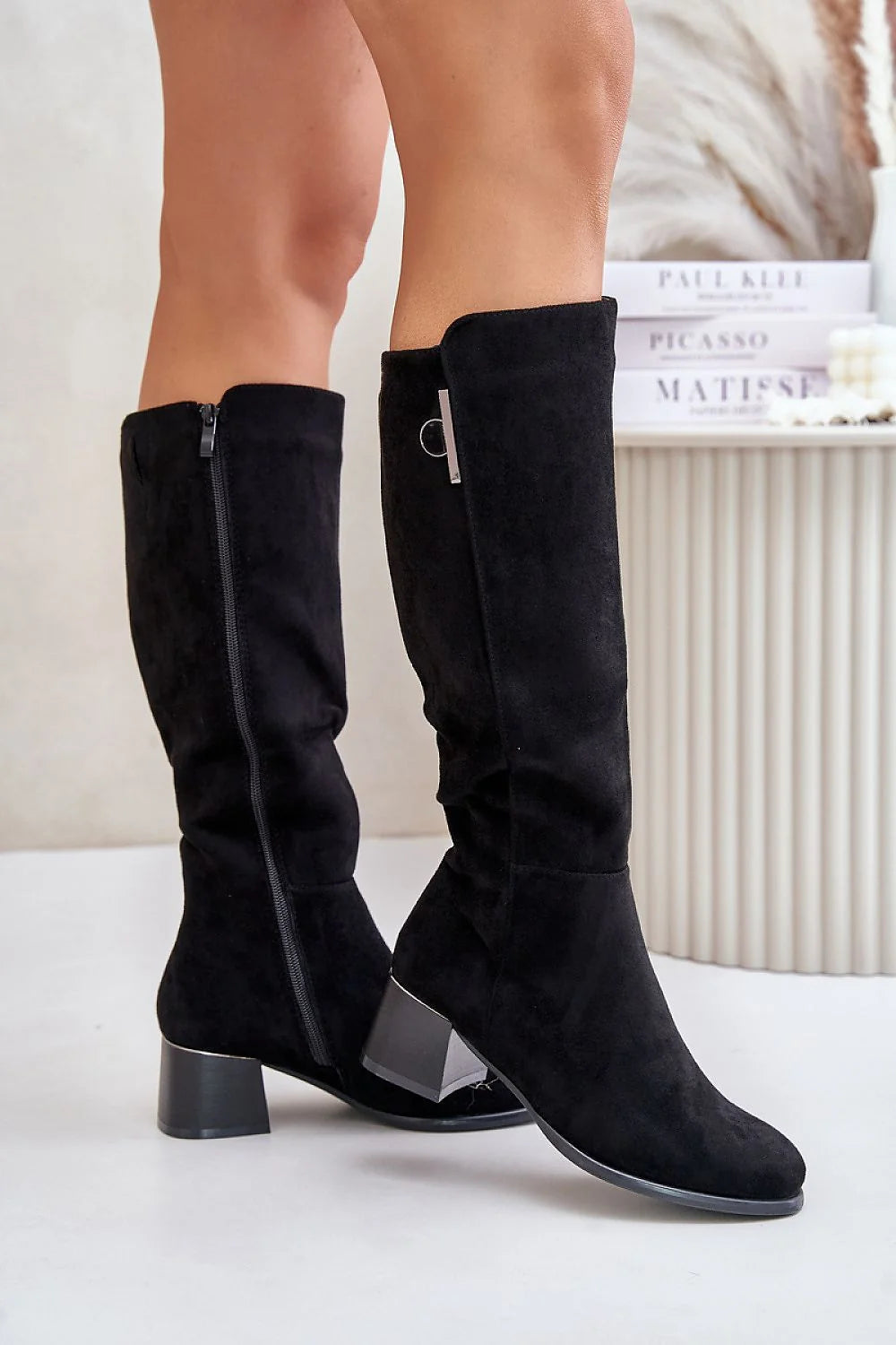 bottes suédine écologique noires mi mollet bout arrondi talon carré bas maintien confortable silhouette ajustée fermeture éclair intérieure détail métallique