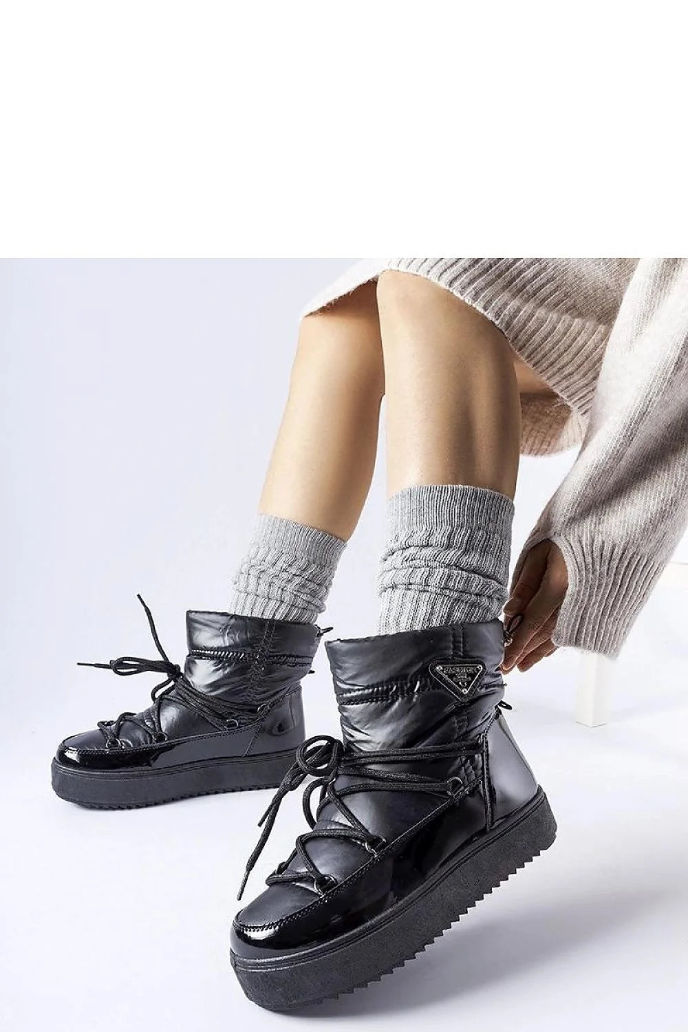 Bottes de neige Solea femmes matériau brillant couleur noire design moderne lacets zigzag doublure chaudes occasions hiver urbain