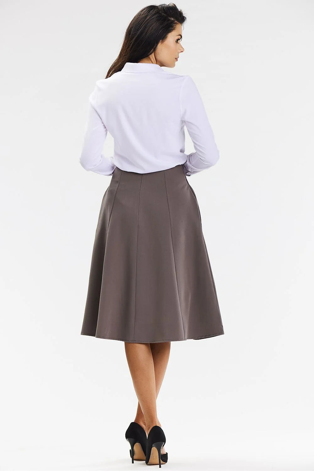 jupe midi évasée taille haute gris taupe tissu structuré polyester coton coutures verticales tombé impeccable longueur genou polyvalente élégante sophistiquée