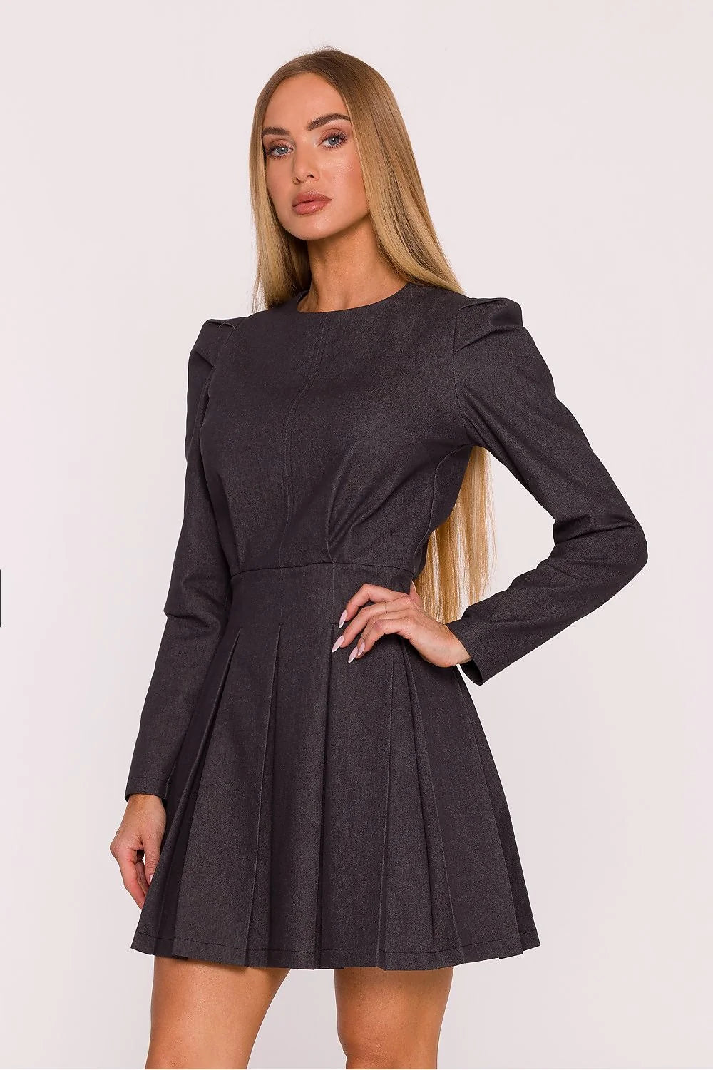 robe courte femme patineuse gris anthracite manches longues col rond taille marquée jupe plissée sergé structuré mat