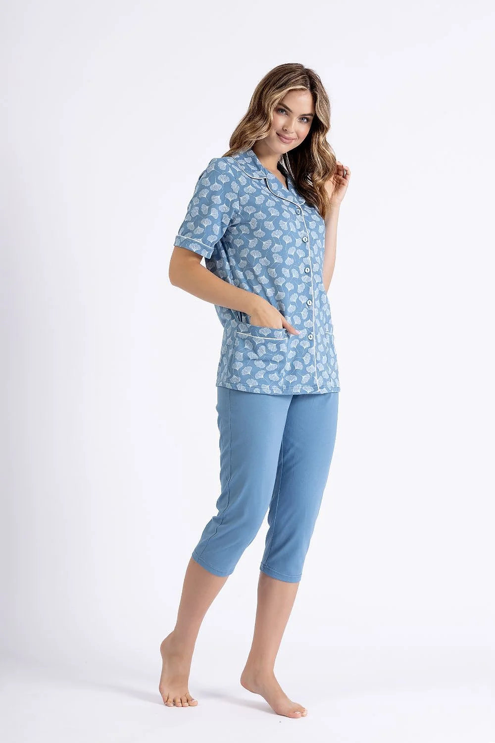 pyjama femme élégant confortable imprimé bleu clair manches courtes haut boutonné col chemise poches plaquées pantalon capri jersey doux extensible