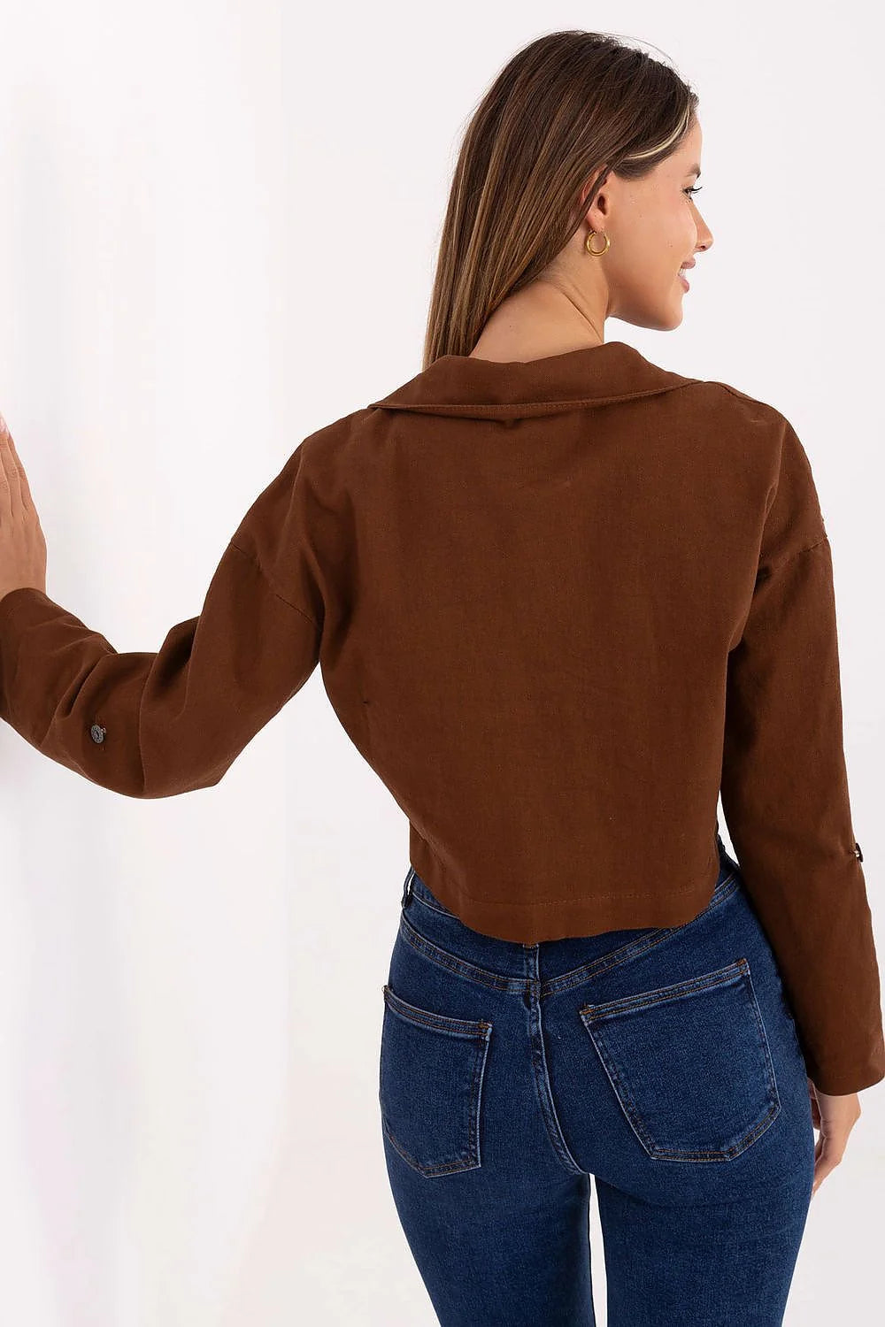 chemise veste shacket femme utilitaire overshirt boxy cropped toile marron châtaigne col classique manches longues boutons contrastants poches poitrine rabat