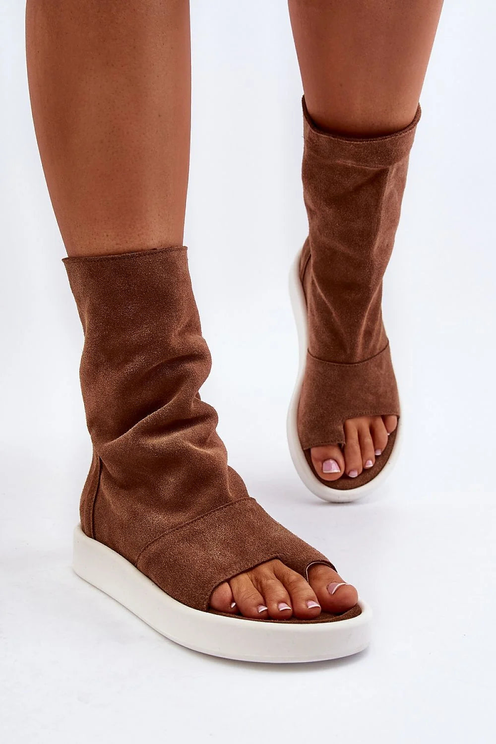 Bottines ouvertes sandales femmes daim naturel cuisse couleur marron clair semelle caoutchouc blanc style casual-chic