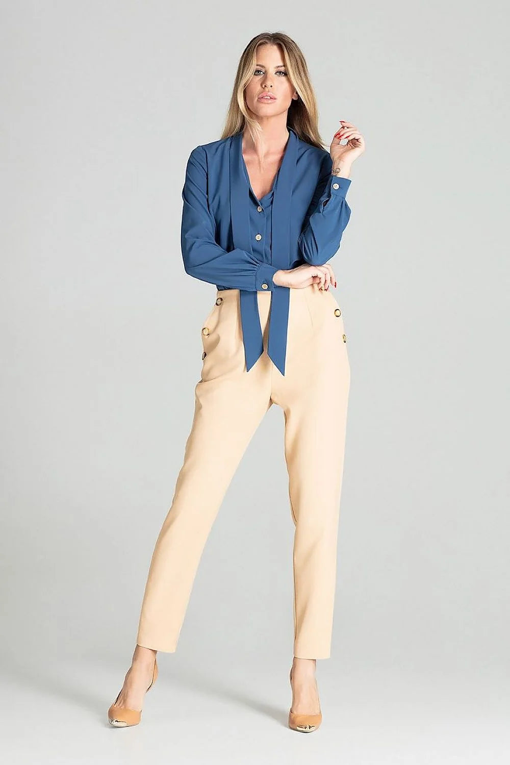 Chemise blanche polyester manches longues élégante boutons dorés style professionnel femme active garde-robe essentielle