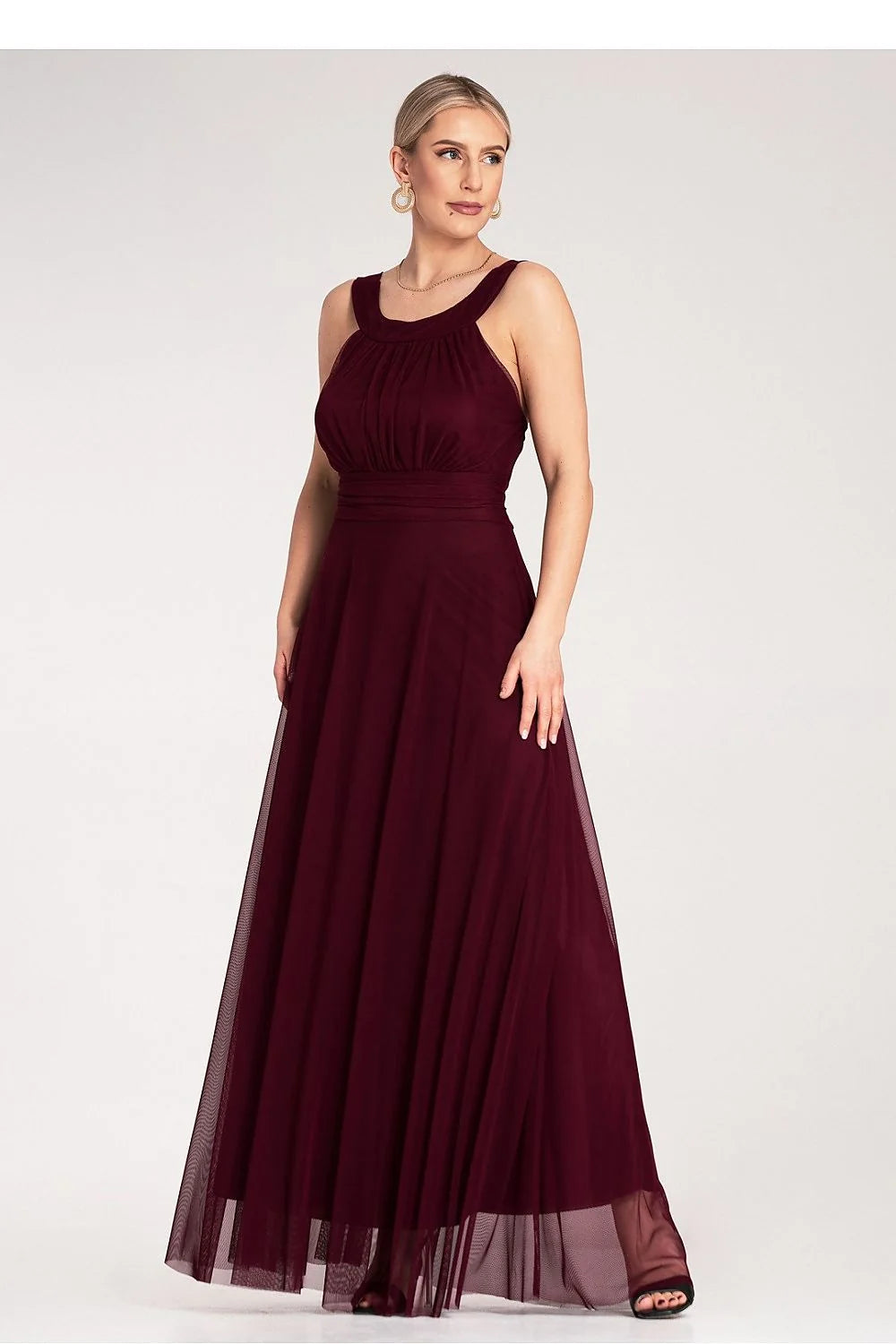Robe de soirée élégante longue coupe ajustée encolure halter taille cintrée couleur bordeaux femme