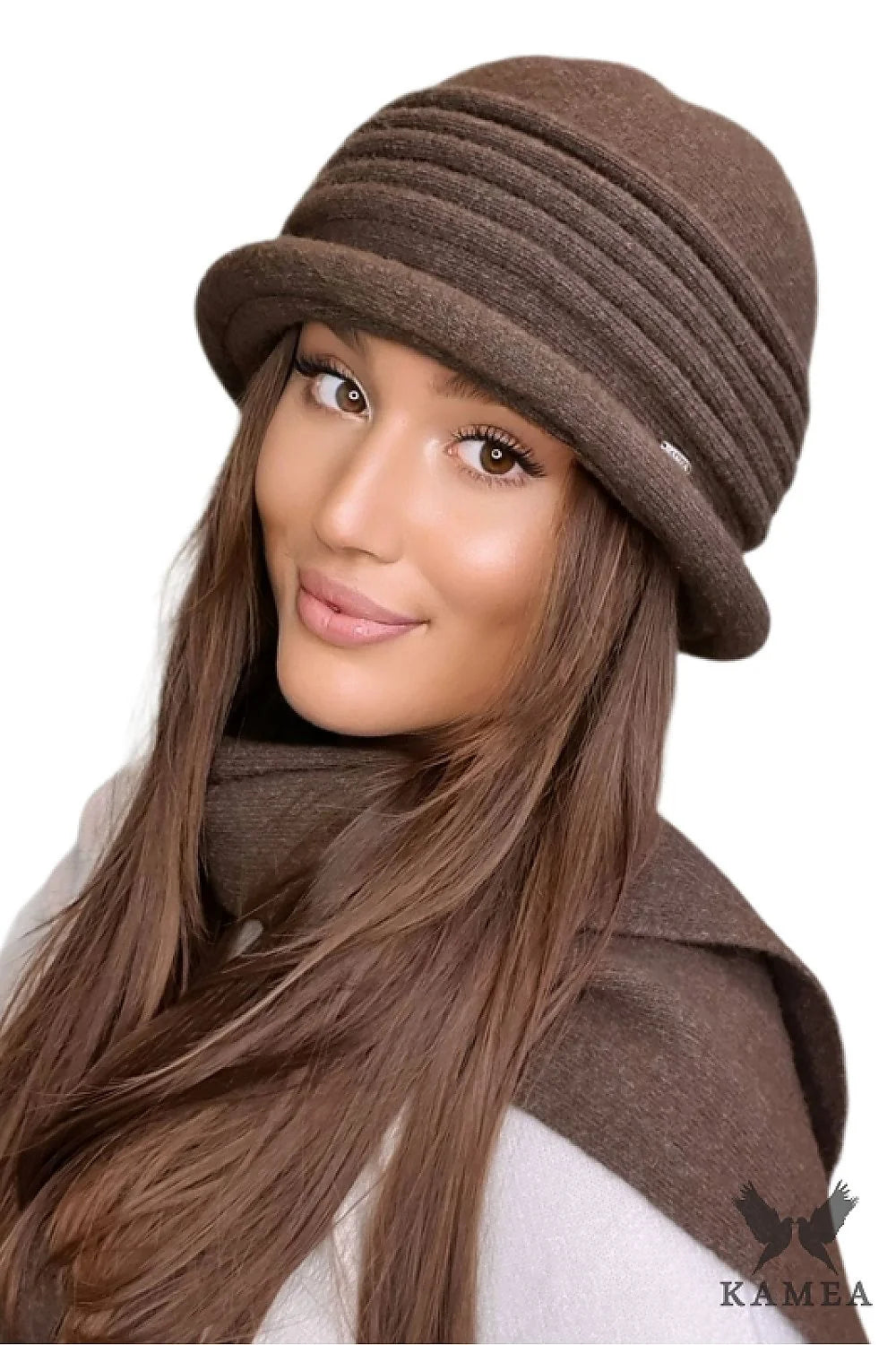 Chapeau Kamea femme élégant style cloche marron laine douce confort coupe ajustée plis horizontaux finitions métalliques automne hiver