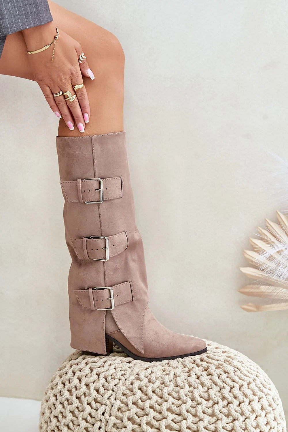 bottes mi mollet taupe suédine tige effilée bout pointu talon bloc moyen trois sangles boucles argentées fermeture éclair intérieure cheville