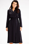 robe portefeuille noire satinée viscose manches longues col châle ceinture intégrée taille ajustée jupe évasée mi mollet soirée élégante sophistiquée