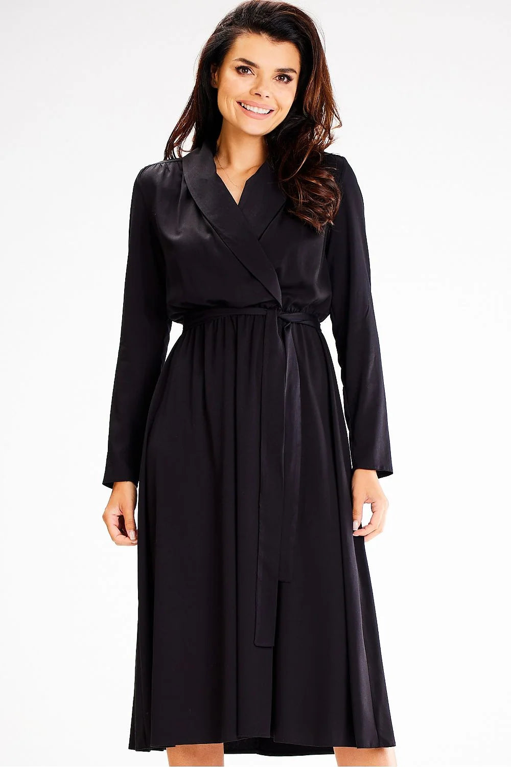 robe portefeuille noire satinée viscose manches longues col châle ceinture intégrée taille ajustée jupe évasée mi mollet soirée élégante sophistiquée