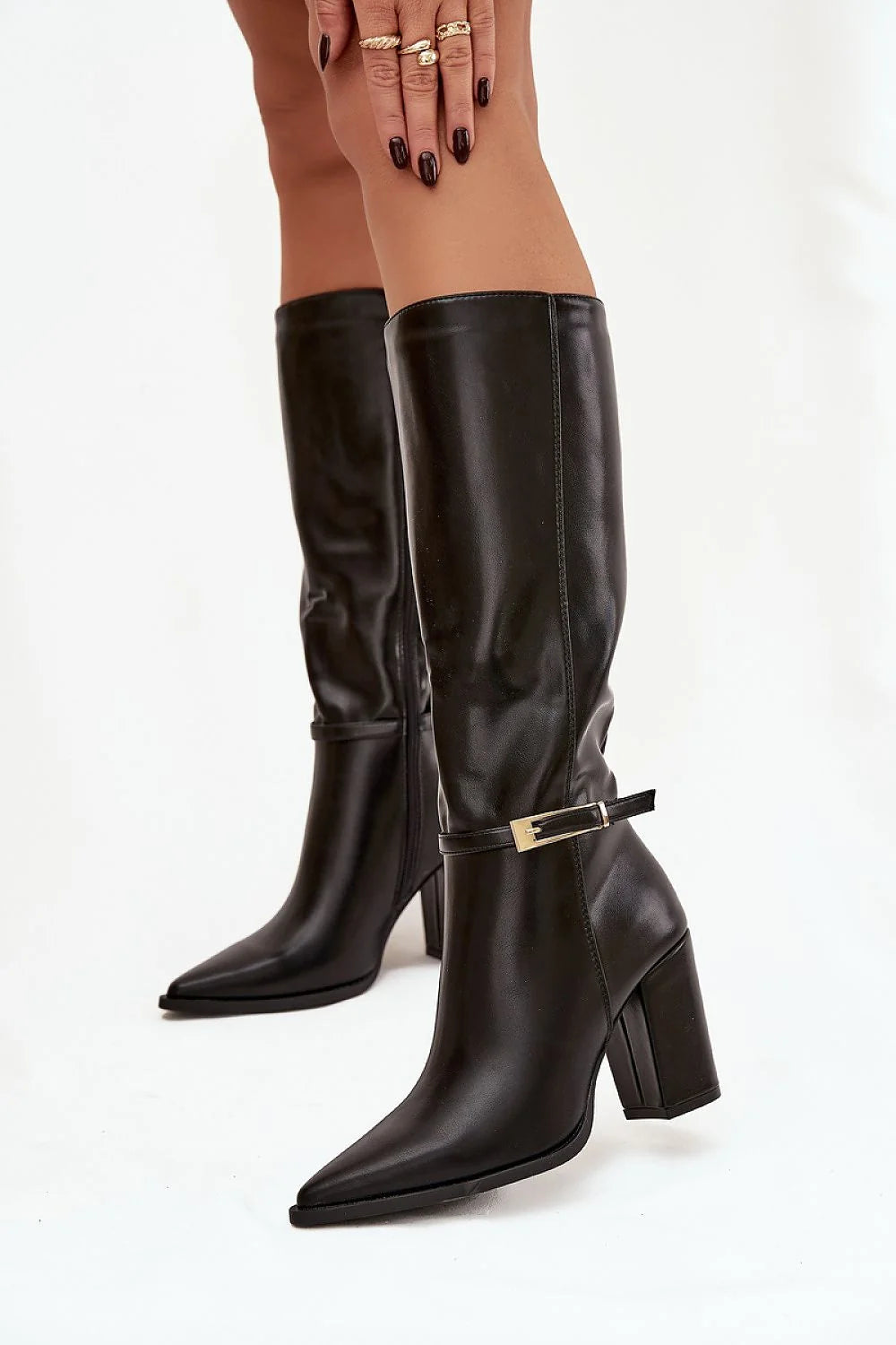 bottes femme hautes cuir synthétique noir lisse tige genou bout pointu talon pilier stable boucle dorée sangle fine doublure mousse