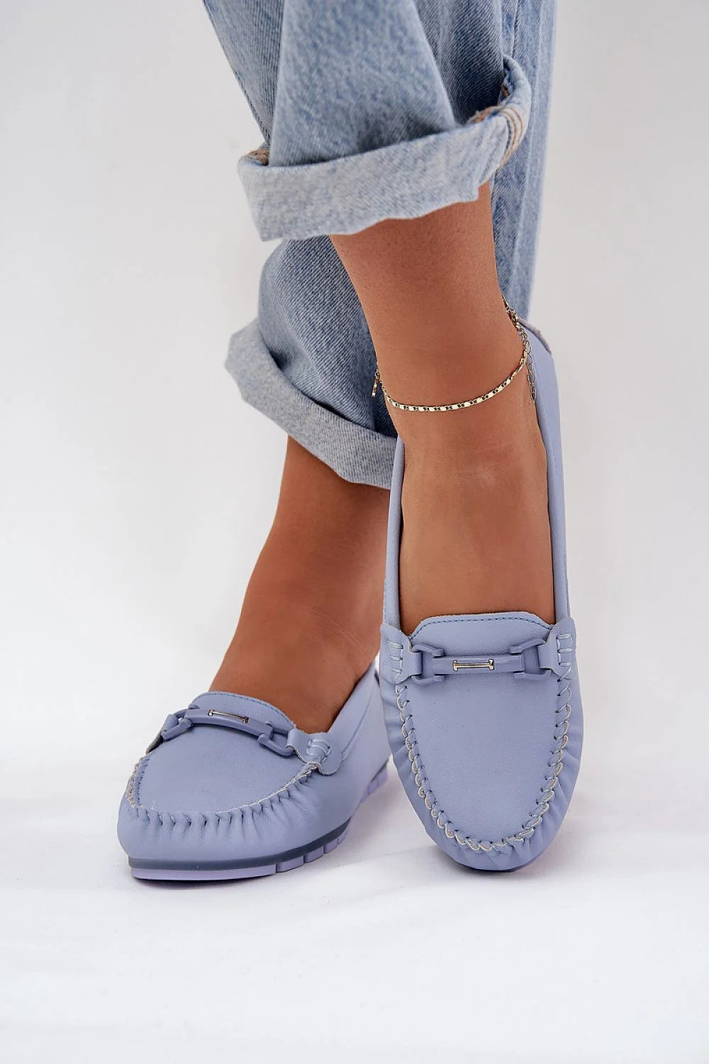 mocassins femme lavande pâle cuir naturel similicuir bout arrondi surpiqûres mors métallique bride décorative semelle caoutchouc crantée antidérapante talon plat