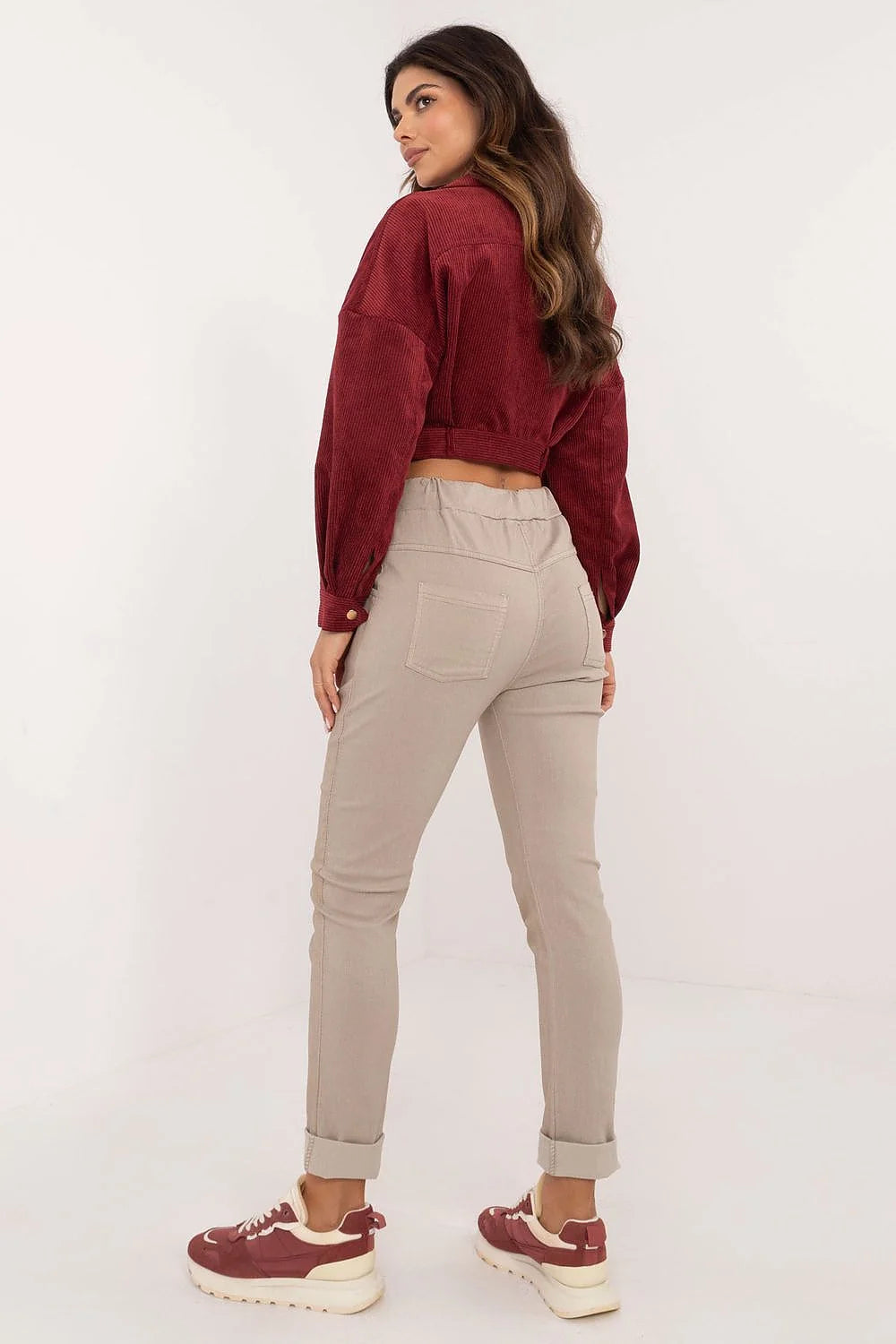 veste courte cropped velours côtelé bordeaux col classique boutons dorés poches pantalon beige taille élastique cordon revers baskets semelle épaisse