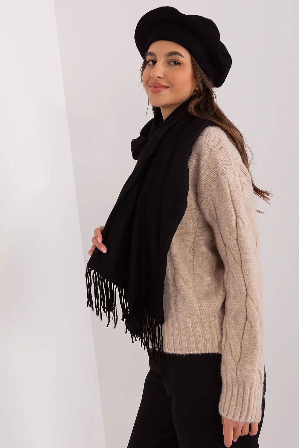 Châle AT assorti à un béret et un pull tricoté maille torsadée pour femmes style classique et moderne