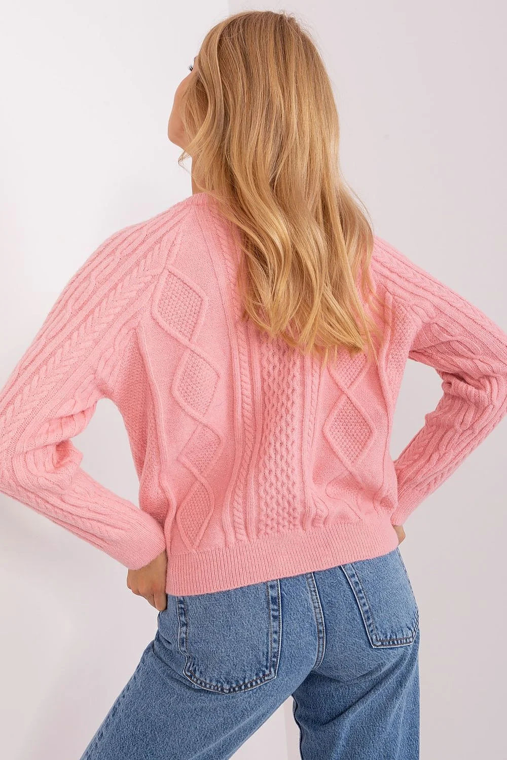 Cardigan féminin moderne design torsadé manches longues couleur rose ajusté fermeture boutons tenue décontractée