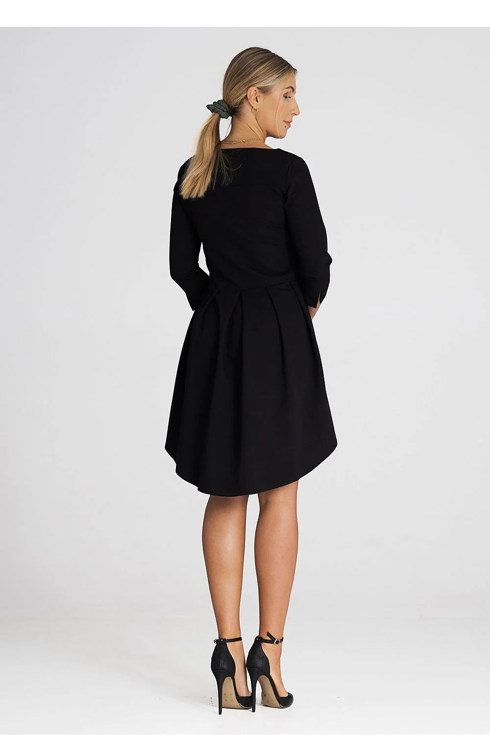 robe cocktail asymétrique noire coupe trapèze encolure bateau manches trois quarts ourlet court devant long dos tissu mélange polyester viscose