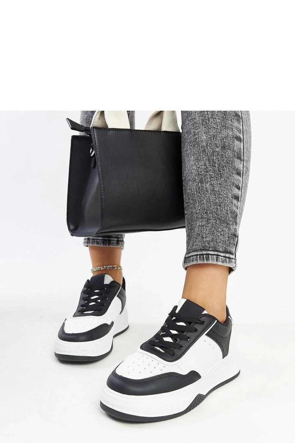 Baskets pour femmes modernes design épuré couleur blanc et noir tige en faux cuir lacets noirs semelle épaisse antidérapante baskets urban style casual