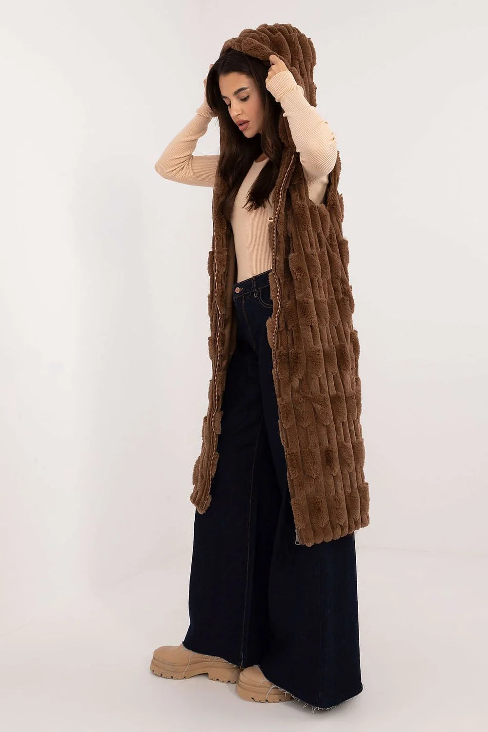 Gilet sans manches en fausse fourrure marron longue coupe droite avec capuche élégant et confortable pour femme