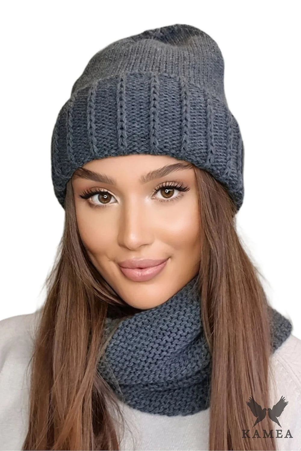Ensemble Kamea pour femme, bonnet et écharpe tube, design épuré, matériau doux, couleur anthracite, style moderne et classique, hiver 2023