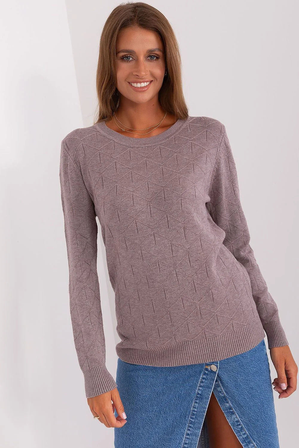 Pull pour femmes design épuré motif géométrique coton doux manches longues col rond coupe ajustée couleur taupe mode moderne
