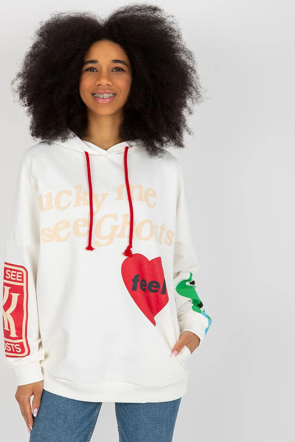 sweatshirt femme oversize capuche molleton écru imprimés multicolores grand cœur rouge feel cordons rouges poche kangourou bordscôtes streetwear
