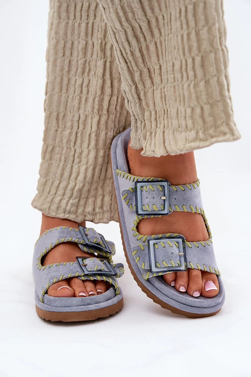 Sandales femme design moderne comfort suédine écologique boucles rectangulaires style casual-chic occasion été vacances