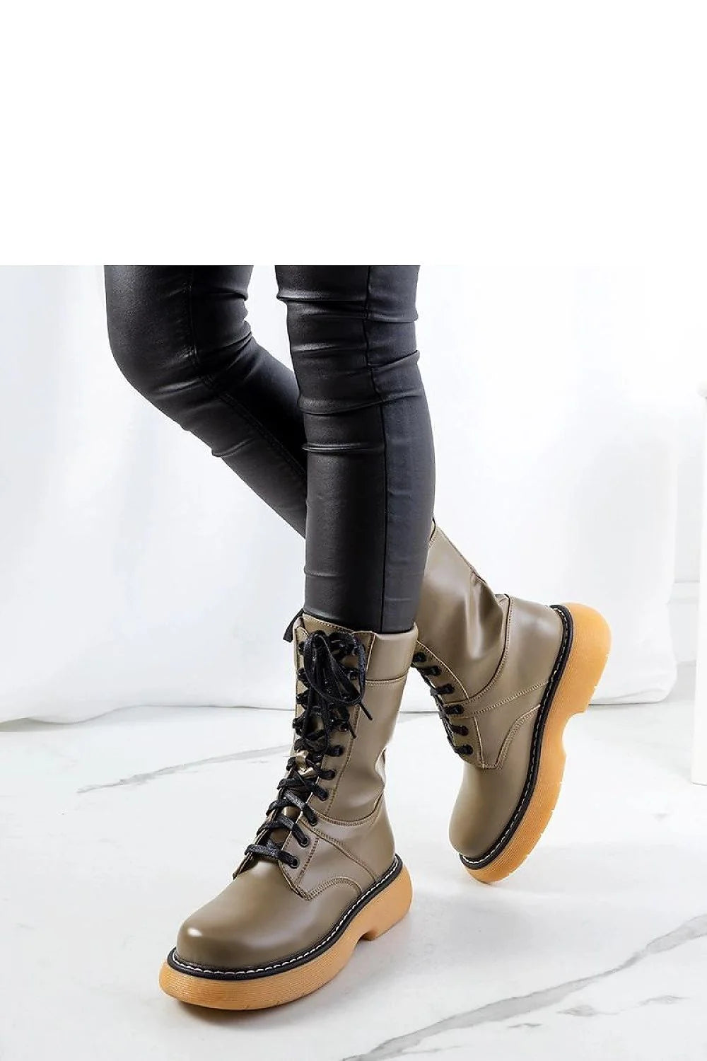 Bottes pour femmes design moderne robuste inspiration militaire style rock rangers Redel cuir écologique semelle épaisse non doublée usage urbain quotidien