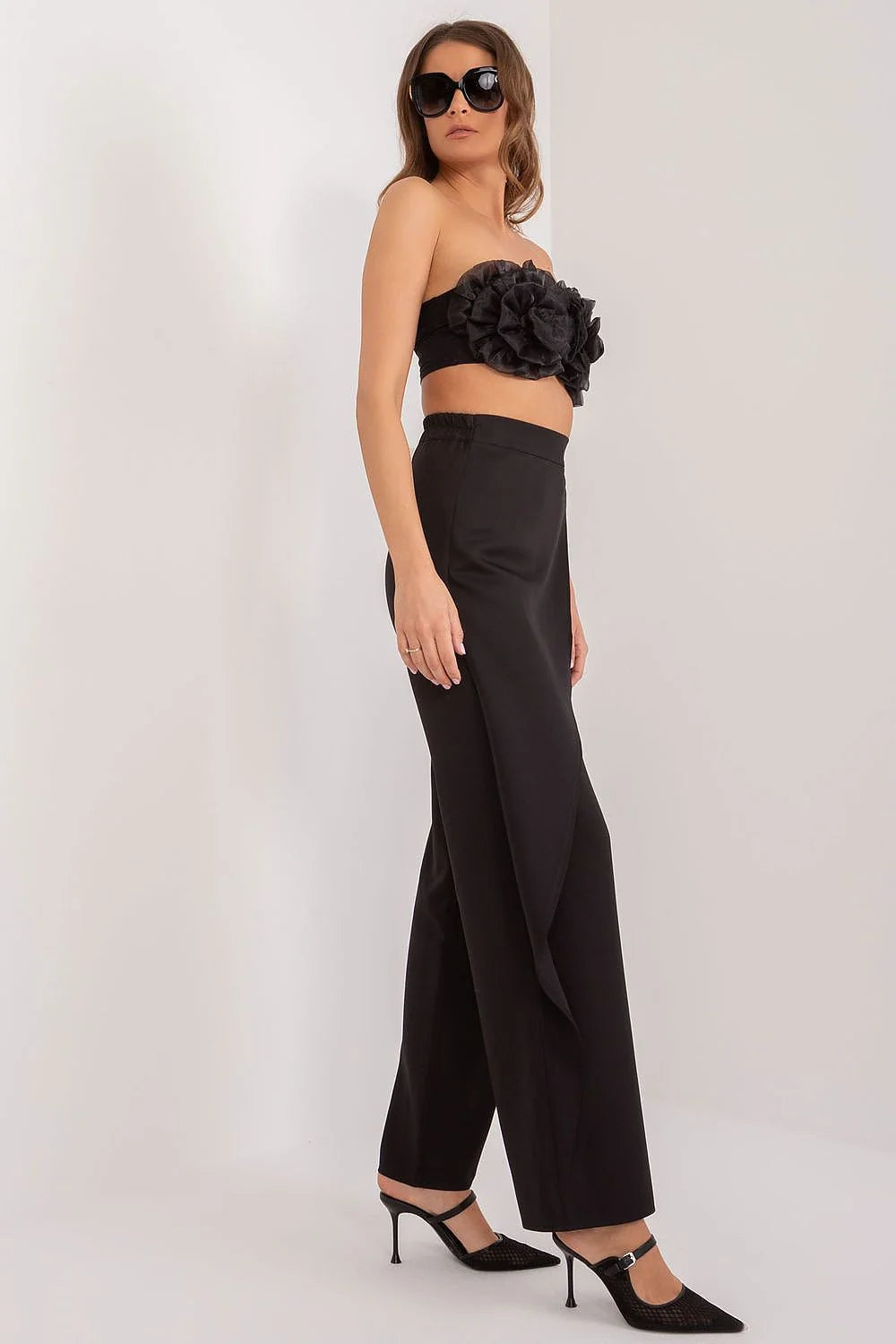 pantalon femme Lakerta noir jambes larges taille haute drapé asymétrique bouton visible ceinture crêpe polyester fluide élégant sophistiqué soirée cocktail